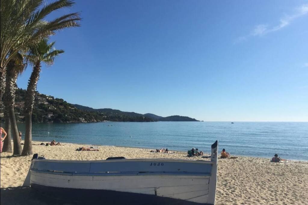 Au Petit Bonheur Vue Mer, Parking, 400M Plage Le Lavandou Exterior foto